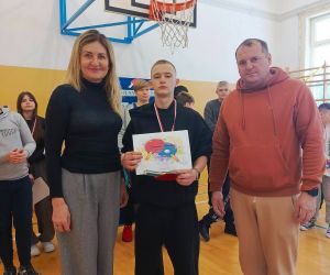 Pani dyrektor, nauczyciel wychowania fizycznego i uczeń klasy ósmej z dyplomem pamiątkowym i medalem