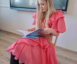 Uczennica klasy siódmej czyta baśń młodszym uczniom