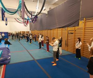 Uczniowie podczas rozgrzewki w sali trampolin