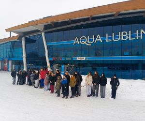 Uczniowi przed budynkiem basenu