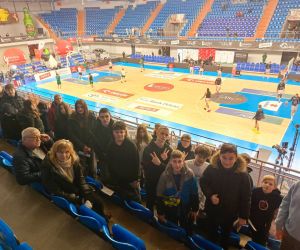 Uczniowie na trybunach podczas meczu koszykówki