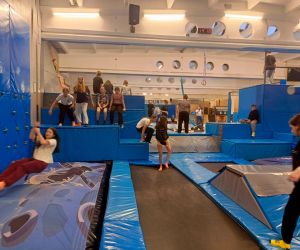 Uczniowie na trampolinach