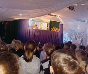 Uczniowie oglądają spektakl kukiełkowy