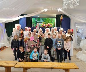 Wspólne zdjęcie dzieci z aktorami Teatrzyku Kukiełkowego po zakończonym spektaklu.