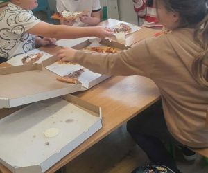 uczniowie podczas poczęstunku