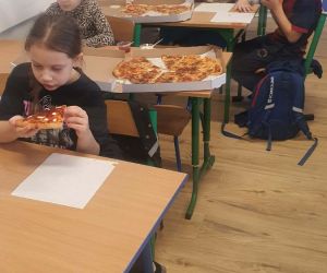 uczniowie podczas poczęstunku