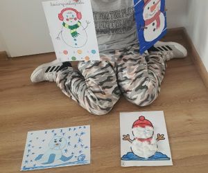 Dziewczynka wykonuje prace w projekcie