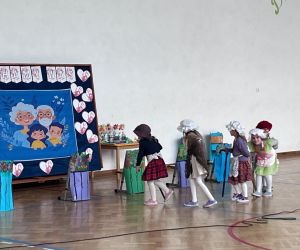 przedszkolaki podczas występu