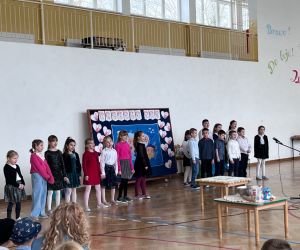 uczniowie klas 1-3 śpiewają piosenkę