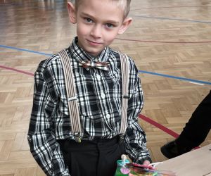 uczeń z prezentem dla babci i dziadka