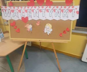 gazetka walentynkowa na szkolnym korytarzu