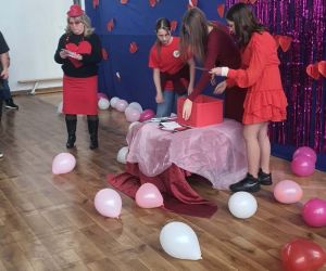 uczennice wręczają kartki walentynkowe