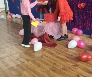 uczennice wręczają kartki walentynkowe