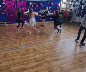 uczniowie tańczą w kółeczku 