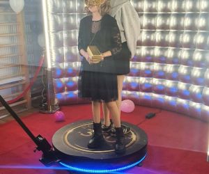 uczniowie z fotobudką