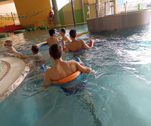 Grupa uczniów podczas wspólnej zabawy w wodzie w Chełmskim Parku Wodnym.