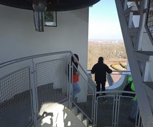 Uczniowie wchodzą po schodach prowadzących na punkt widokowy dzwonnicy zespołu katedralnego w Chełmie.