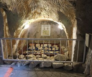 Fragment ekspozycji prezentującej znaleziska i elementy historyczne w Chełmskich Podziemiach Kredowych.