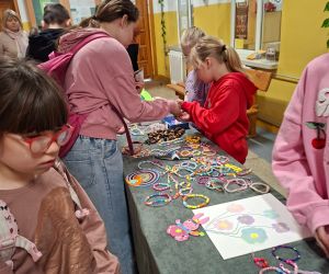 Uczniowie kupują przedmioty podczas kiermaszu charytatywnego