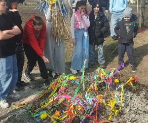 uczniowie z marzanną