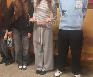 Uczennica trzyma klucz