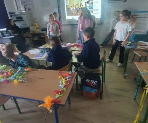 uczniowie bawią się przy muzyce