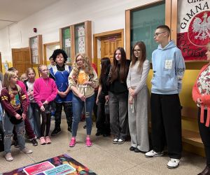 Opiekun SU przekazuje uczniom symboliczny klucz