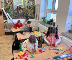 uczniowie robią gaiki