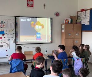 uczniowie oglądają film edukacyjny