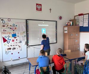 uczniowie grają w gry interaktywne o wodzie