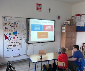 uczniowie grają w gry interaktywne o wodzie