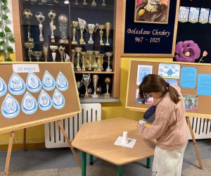 uczennica nalewa wodę z dzbanka filtrującego