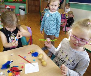 Dziewczynki wykonują stworka z ziemniaka