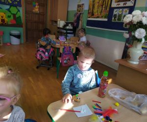 Chłopiec przykleja oczka