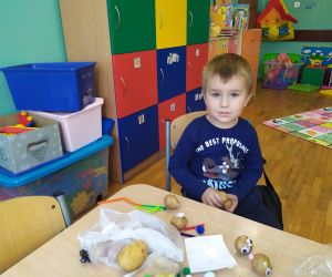 Chłopiec trzyma ziemniaka