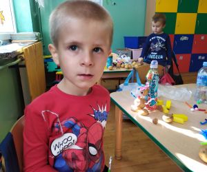 Chłopiec patrzy się