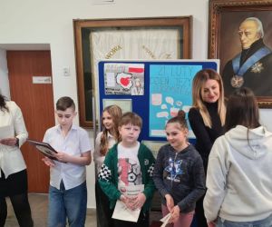 Pani Dyrektor i nauczycielka języka polskiego wręczają dyplomy szkolnym mistrzom ortografii