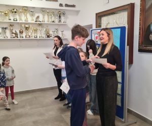 Pani Dyrektor i nauczycielka języka polskiego wręczają dyplomy szkolnym mistrzom ortografii