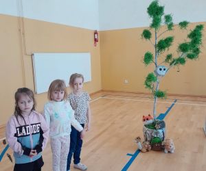 Trzy dziewczynki z przedszkola przy drzewie