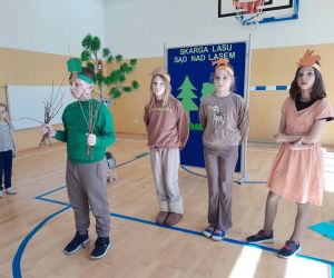 Uczniowie klasy czwartej podczas części artystycznej