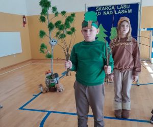Uczeń grający drzewo i uczennica grająca sarnę