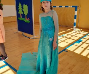 Uczennica grające rzekę