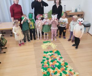 Uczennice klasy ósmej z wychowawczynią i dziećmi z oddziału przedszkolnego