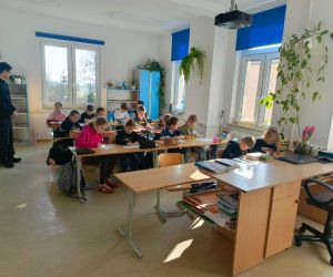 Uczeń klasy siódmej prowadzi zajęcia z klasą drugą