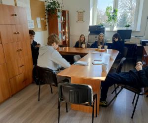 Uczniowie jako nauczyciele w pokoju nauczycielskim