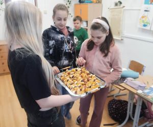 Uczniowie korzystają ze zdrowego poczęstunku