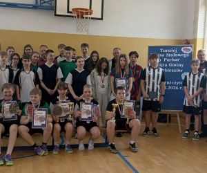 Uczestnicy turnieju na pamiątkowej fotografii