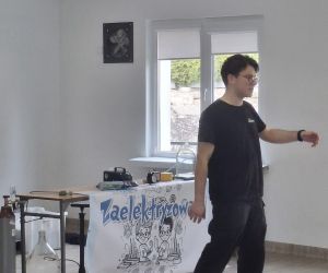 Mężczyzna prowadzi pokaz fizyczno-chemiczny