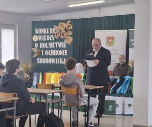 Dyrektor szkoły rolniczej wita wszystkich zebranych uczniów