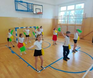 Uczniowie klas młodszych podczas tańca z pomponami